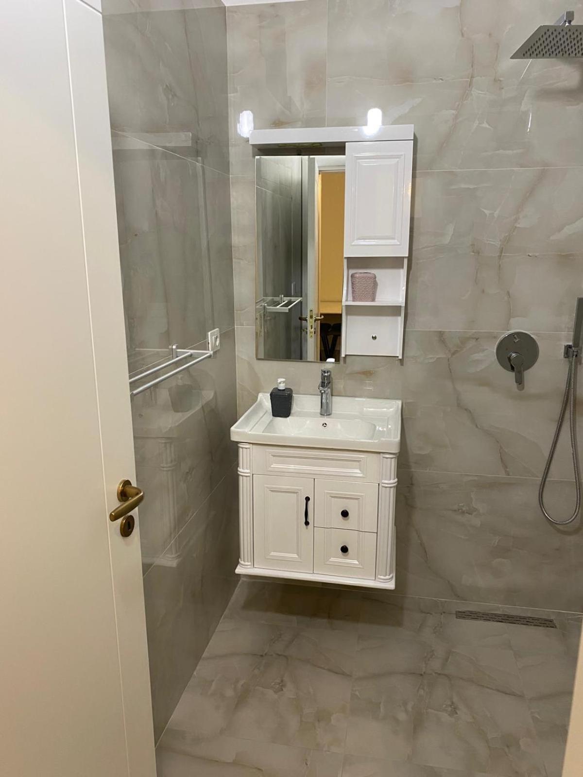 Apartament Aj *